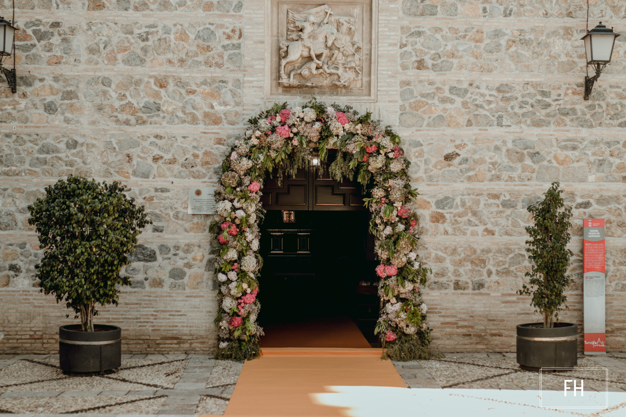 FH-floristeria-boda-pasos-santiago-arco-floral-1-scaled