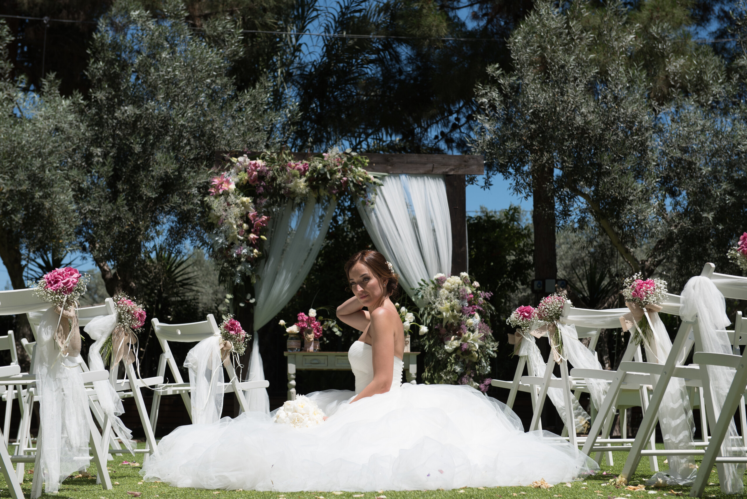 Altar de ceremonia con decoración floral